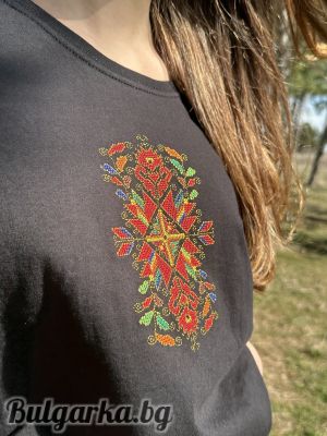 Дамска тениска с бродерия "Лазарка"